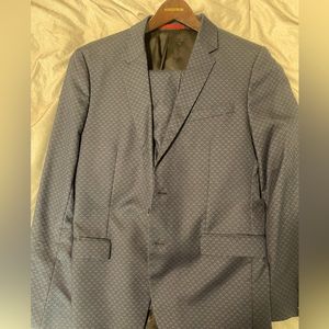 Hugo boss mens navy patterned suit size 40R blazer, size 32x30 suit pants.